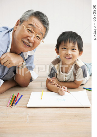リビングで祖父とお絵描きをする男の子 6570800