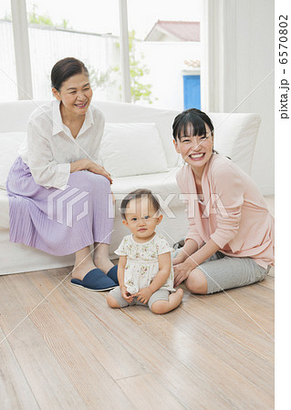 リビングでソファに座る祖母と母と娘 6570802