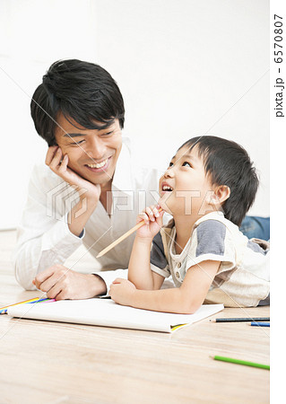 リビングでお父さんとお絵描きをする男の子 リビングでお父さんとお絵描きをする男の子 6570807