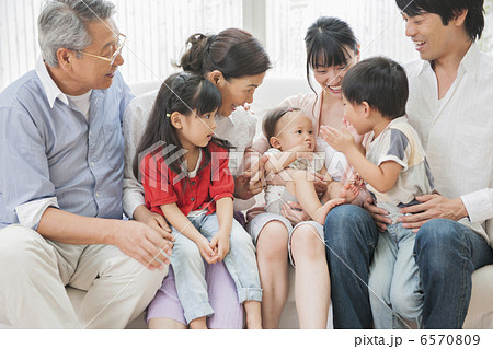 リビングでソファに座る三世代家族 6570809