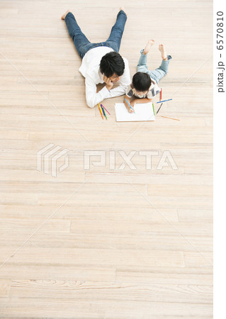 リビングでお父さんとお絵描きをする男の子 6570810