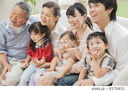 リビングでソファに座る三世代家族 6570831