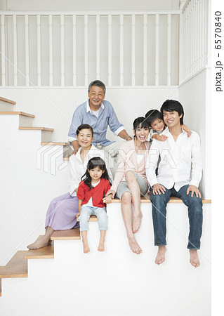 階段に座る三世代家族のポートレイト 6570840