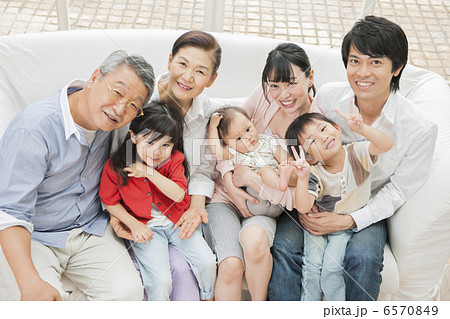 リビングでソファに座る三世代家族 6570849
