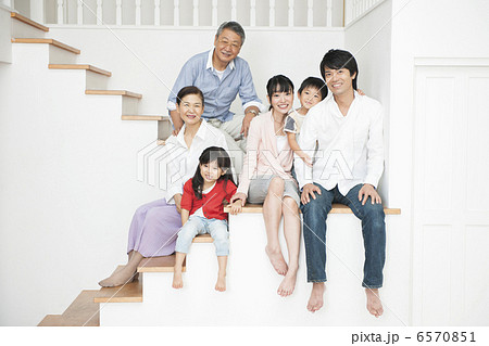 階段に座る三世代家族のポートレイト 6570851