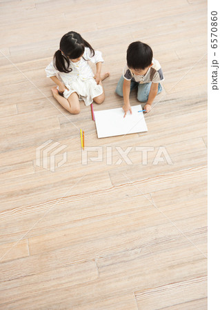 リビングでお絵描きをする男の子と女の子 6570860
