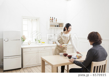 朝食を食べる夫婦 6570935