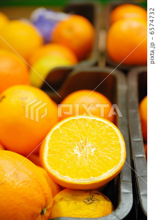 fresh oranges in supermarket 6574732