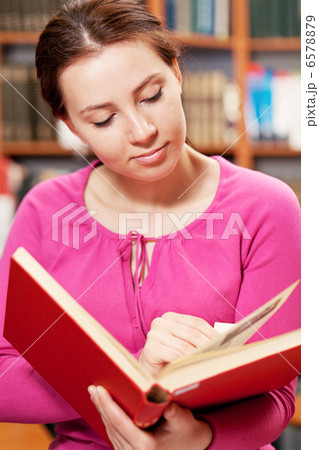 girl in the library reading book 6578879