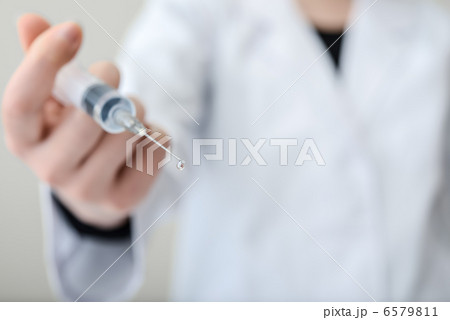 注射器を持つ医師イメージ 6579811