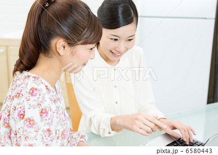 パソコンを使う女性達 6580443