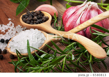 Fresh herbs and salt spoon Fresh herbs and salt spoon 6580813