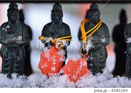 お守りと小観音像 6581204