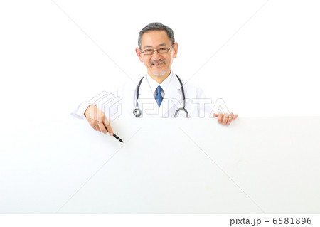 ホワイトボードを持つ医者 ホワイトボードを持つ医者 6581896