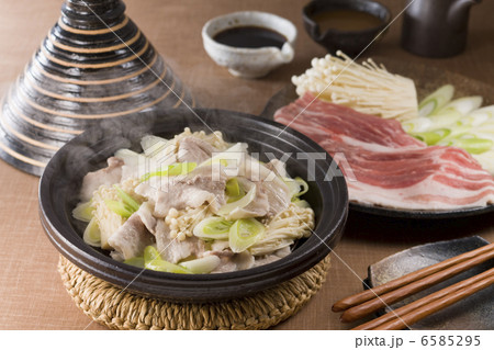 家庭の鍋料理 6585295