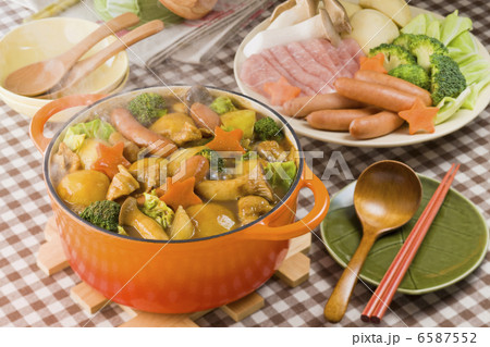 家庭の鍋料理 6587552