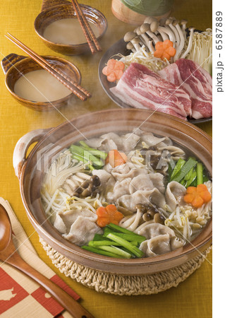 家庭の鍋料理 6587889