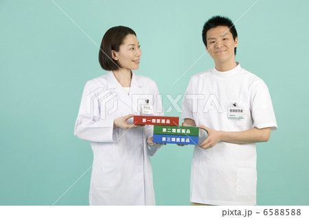 ドラッグストアと薬剤師 6588588