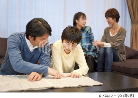 中高生と家族 6588691