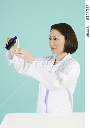 ドラッグストアと薬剤師 6591536