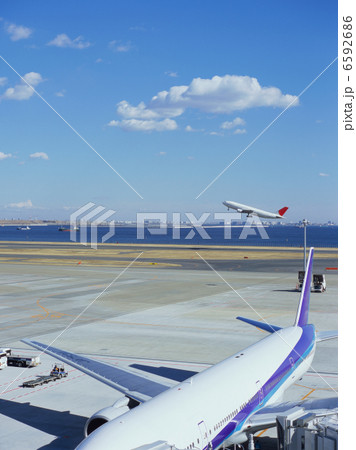 空と飛行機 6592686