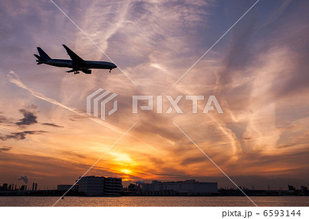夕日と旅客機 6593144