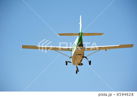 青空バックに静かに着陸するセスナ機　高知龍馬空港にて 6594628