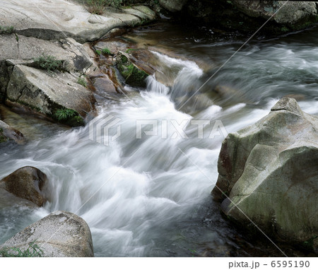 岩と流れ 6595190