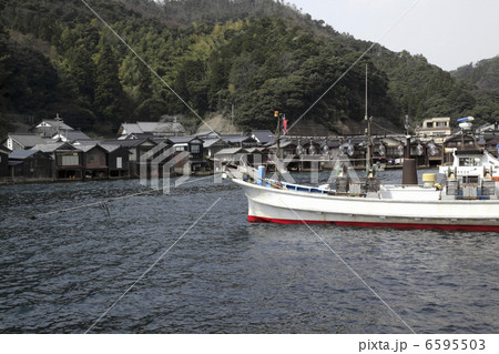 漁船と伊根の舟屋 6595503