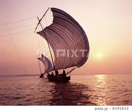 帆引き船　夕景 6595633