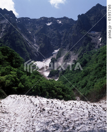 新緑の谷川岳一ノ倉沢 新緑の谷川岳一ノ倉沢 6595786