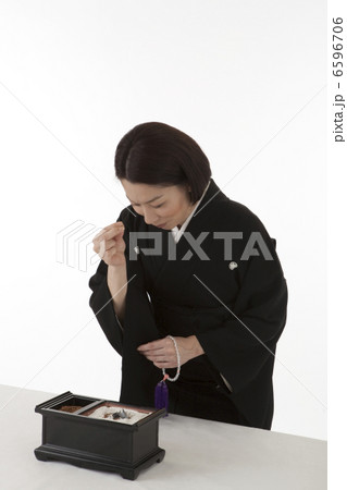 焼香をする喪服姿の女性 斜め 6596706