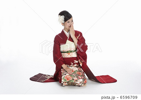 口元に手を当てる振袖姿の若い女性 口元に手を当てる振袖姿の若い女性 6596709