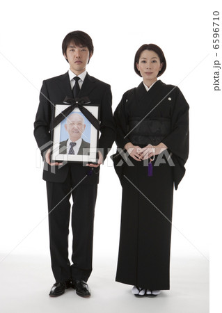 遺影を持って立つ喪服姿の夫婦 正面 遺影を持って立つ喪服姿の夫婦 正面 6596710