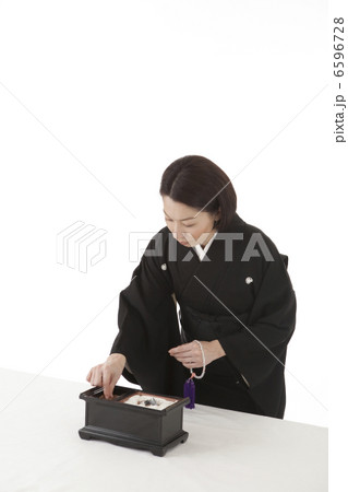 焼香をする喪服姿の女性 斜め 6596728