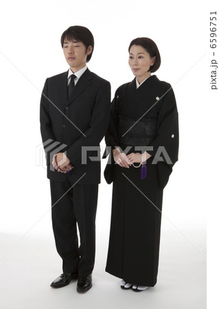 数珠を持って立つ喪服姿の夫婦 斜め 6596751