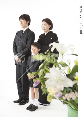 喪服姿の家族と祭壇の花 6596781