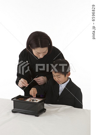焼香をする喪服姿の母親と少年 斜め 6596829