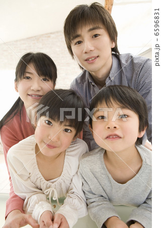 笑顔の４人家族 6596831