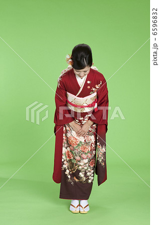 お辞儀をする振袖姿の若い女性 お辞儀をする振袖姿の若い女性 6596832