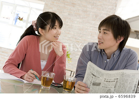 話し合う男性と女性 話し合う男性と女性 6596839