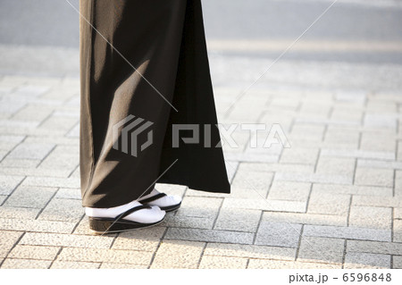 石畳を歩く喪服姿の女性の足元 石畳を歩く喪服姿の女性の足元 6596848