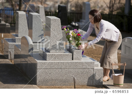 お墓に花を供える女性 お墓に花を供える女性 6596853