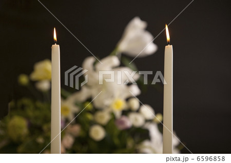 火のついた二本の蝋燭と花 6596858