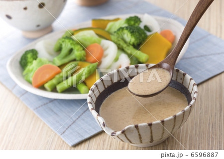 ごまドレッシングをスプーンですくう 6596887