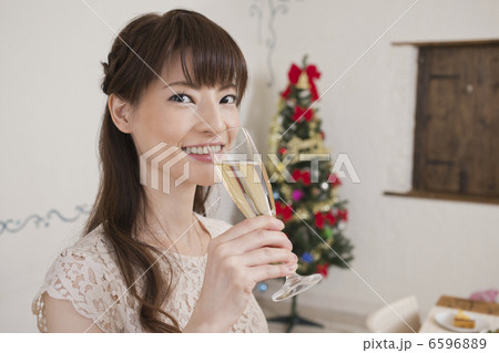 シャンパングラスを持つ女性 6596889