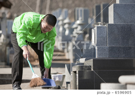 代行で墓の掃除をする男性 代行で墓の掃除をする男性 6596905