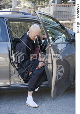 車から降りる僧侶 6596954