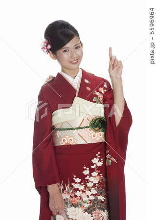 上を指差す振袖姿の若い女性 上を指差す振袖姿の若い女性 6596964