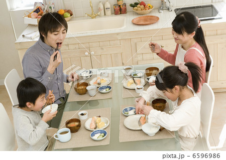 食事をする４人家族 6596986